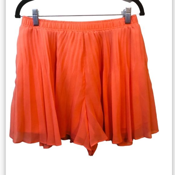 BCBGeneration pleated flowy shorts - Picture 1 of 9
